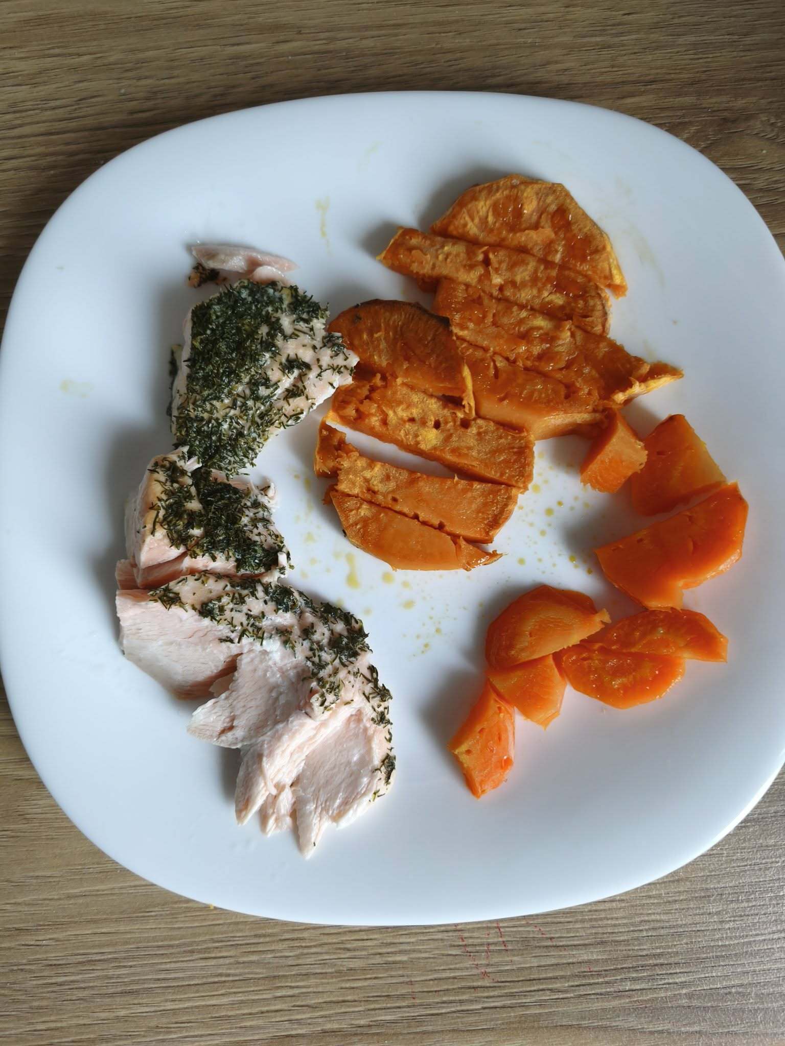 Pieczony łosoś z batatem i marchewką