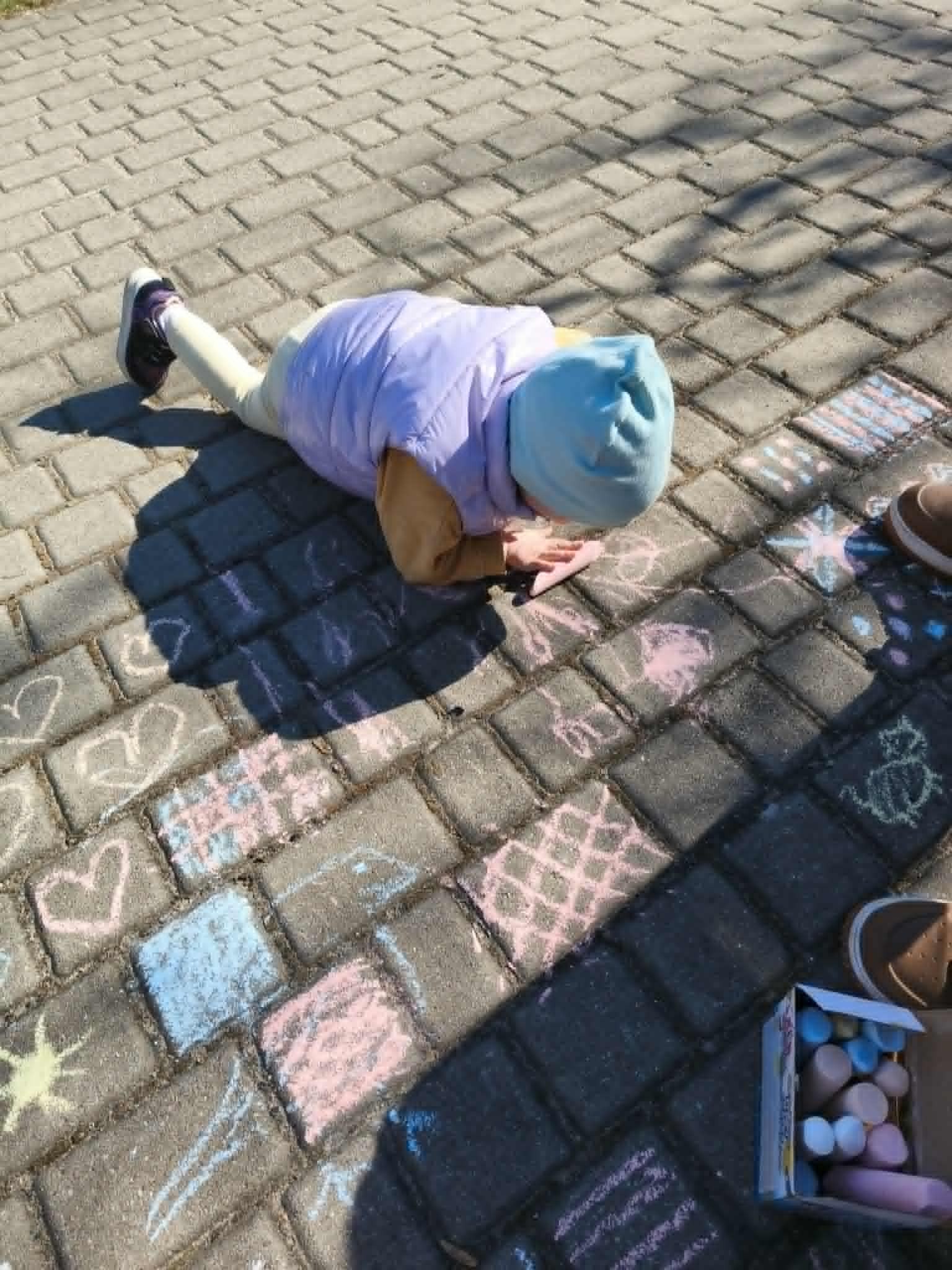Rysowanie kredą na chodniku — zabawa na świeżym powietrzu bez ekranu