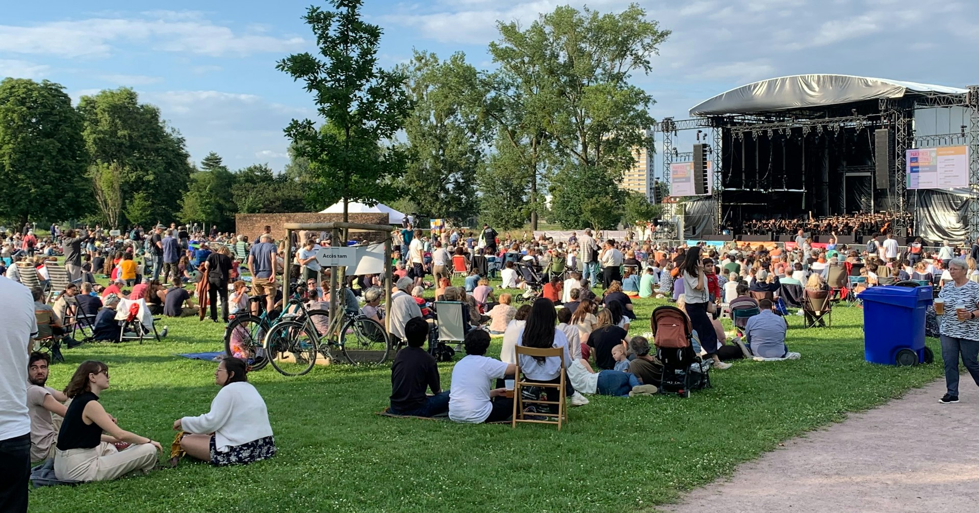 ludzie na trawniku przed sceną
