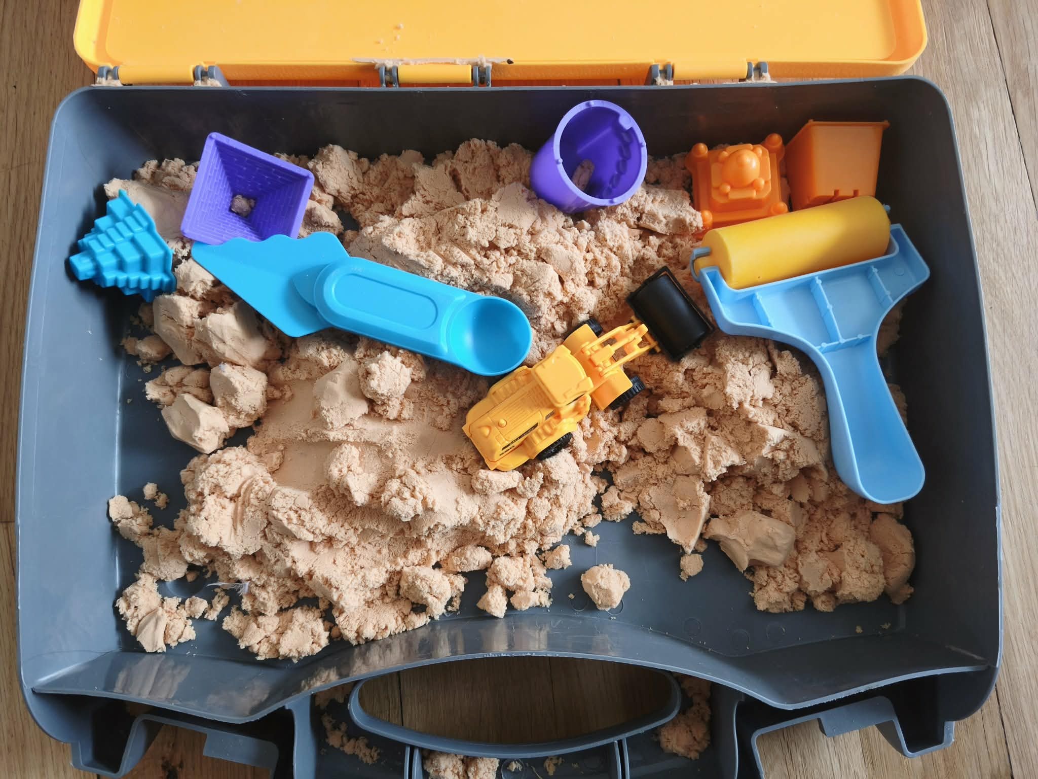 Piasek kinetyczny — sensoryczna zabawa dla dwulatka w domu