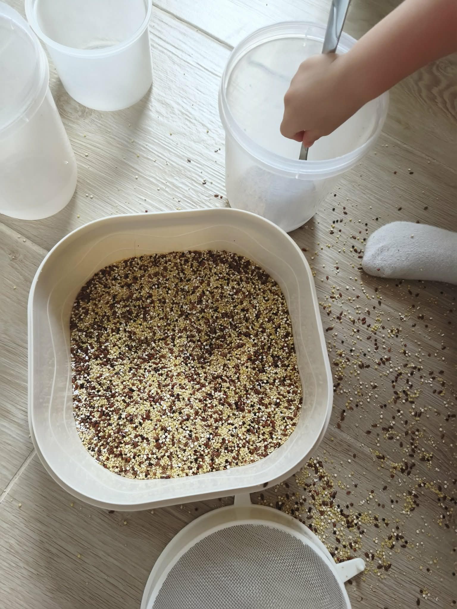 Przesypywanie kaszy i ryżu — sensoryczna zabawa dla 2-latka