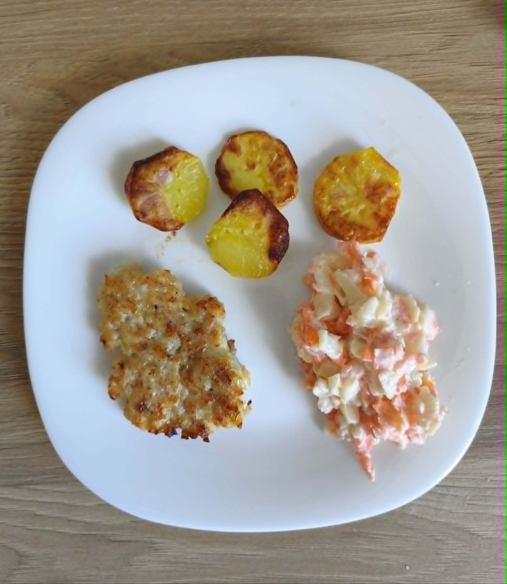 Kotlet siekany, pieczone ziemniaki, surówka z jabłka i marchewki