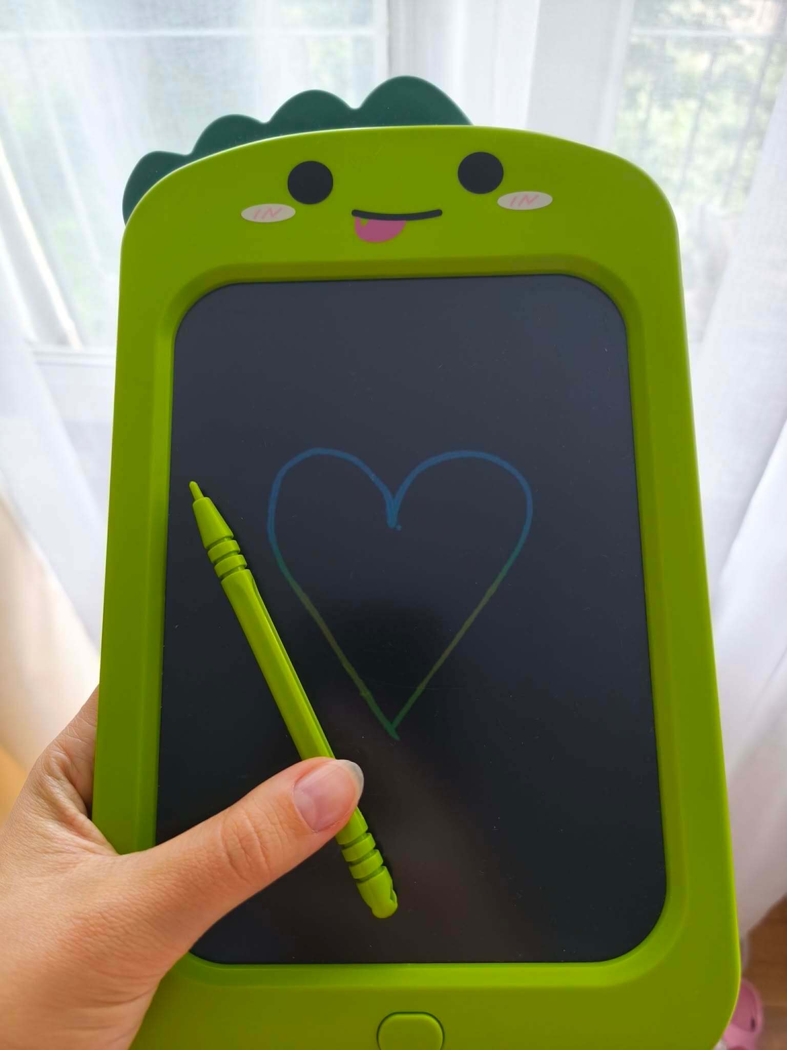 Tablet do rysowania rysikiem — zabawa dla 2-latka w podróży